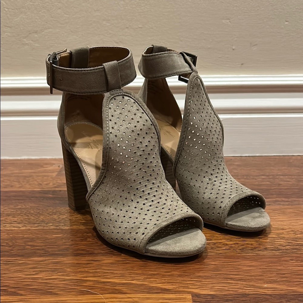 Universal Thread peep toe heels